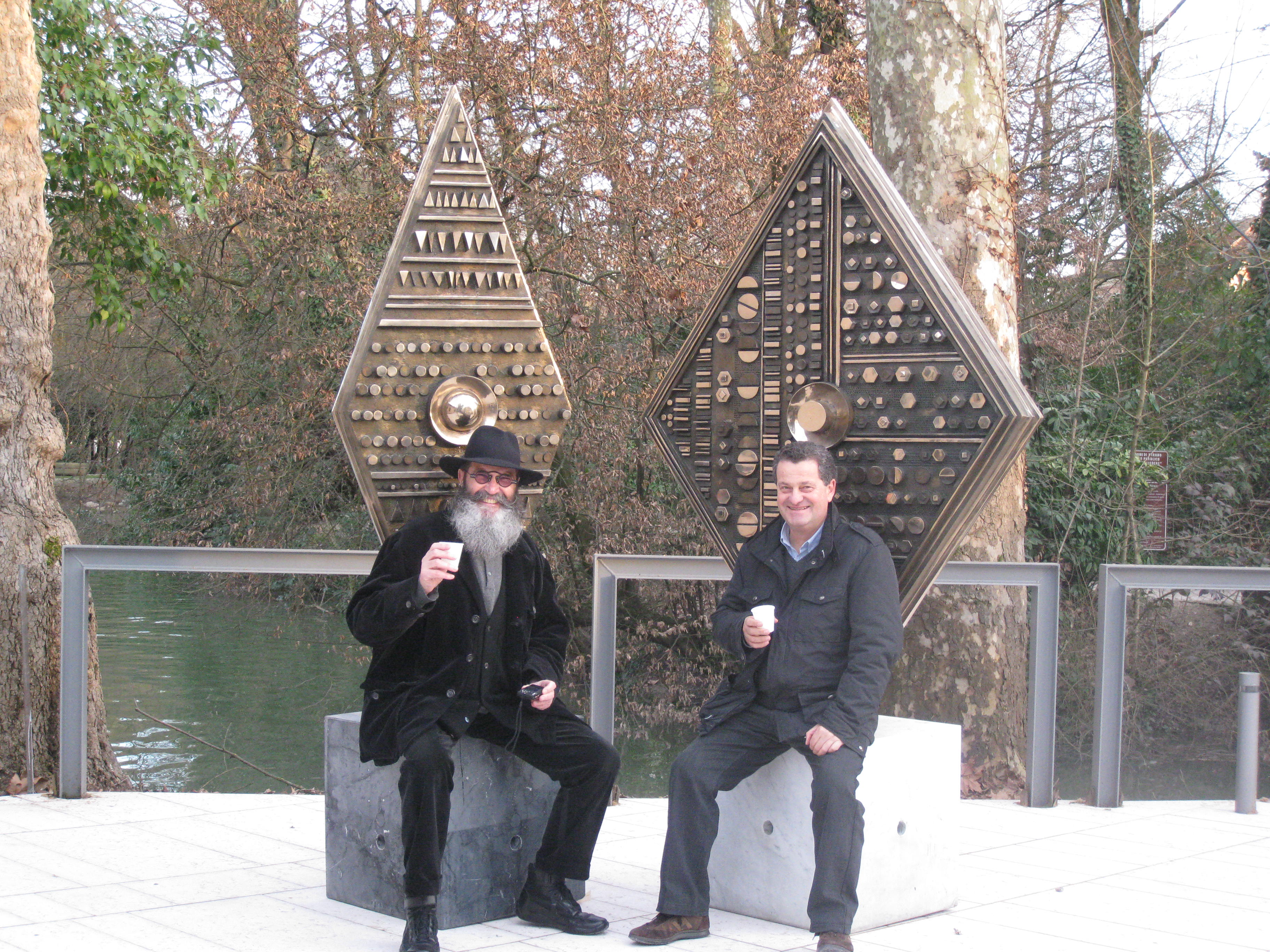 Gianmaria Potenza con l'Ing. Sandro Favero davanti alle opere del maestro "Lui" e "Lei" nel parco dello Studio F&M Ingegneria
